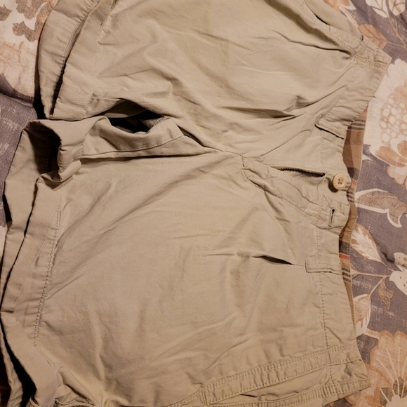FINAL CLEARANCE. Khaki Edfie Bauer cuffed shorts - Picture 1 of 4